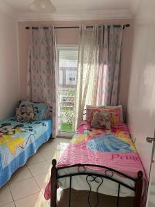 En eller flere senge i et værelse på Beau appartement à saidia