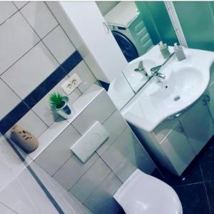 ein Badezimmer mit Waschbecken, Toilette und Spiegel in der Unterkunft Ferienwohnung für 8 Personen ca 85 m in Podstrana, Dalmatien Mitteldalmatien in Podstrana + 22 Fotos