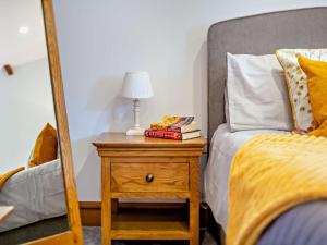 1 dormitorio con cama y mesa con espejo en 1 Bed in Hartland LINNE, en Hartland