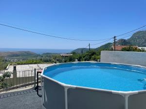 ein großer Pool auf dem Balkon eines Hauses in der Unterkunft Sutomore Panorama Studio in Sutomore