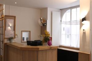 eine Lobby mit Rezeption und Fenster in der Unterkunft Hotel Anya in Paris