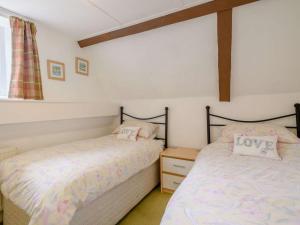 Łóżko lub łóżka w pokoju w obiekcie 2 Bed in Field Dalling KT007