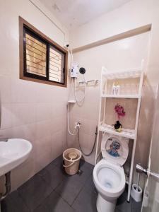 Koupelna v ubytování Studio1 Apartment Transient House near SPMC Robinsons and SM Lanang + 17 fotografií