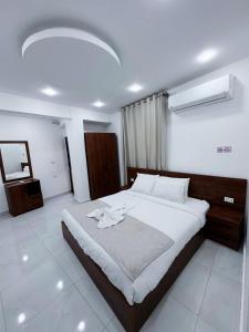 Uma cama ou camas num quarto em Prince of the Pyramids & Sphinx