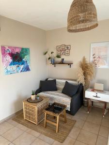 ein Wohnzimmer mit Sofa und Tisch in der Unterkunft Studio Seaven, Lozenets in Lozenets