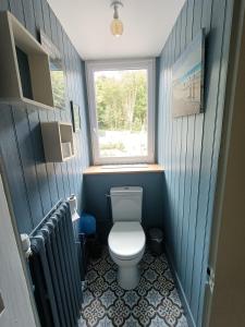 Un pequeño baño con inodoro y ventana. en Le Cinquante-Trois, en Saint-Valéry-en-Caux 48 fotos más