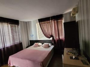 Postel nebo postele na pokoji v ubytování Guest House Taligarov