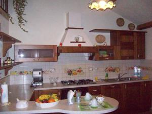 a kitchen with a bowl of fruit on the counter at Santa Maria 2 in Mendicino