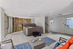 Posezení v ubytování Mt Pleasant Beach Retreat- Mins to Sullivan's IOP