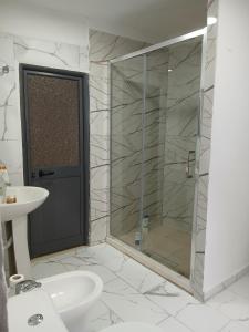Ένα μπάνιο στο Apartment Tirana