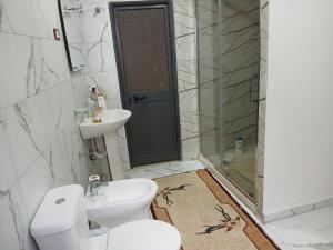 Ένα μπάνιο στο Apartment Tirana