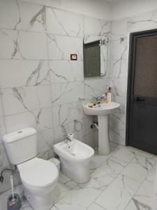 Ένα μπάνιο στο Apartment Tirana