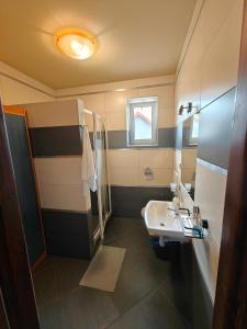 Koupelna v ubytování Zacisze Grojeckie + 24 fotografií