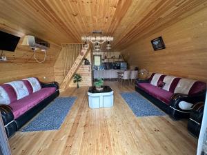 salon z dwiema kanapami i stołem w obiekcie Sunny Cottage w mieście Martwili