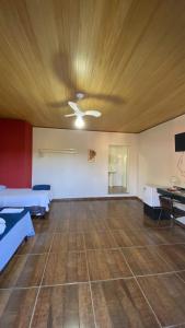 an empty room with two beds and a ceiling at Conexão natureza in Socorro