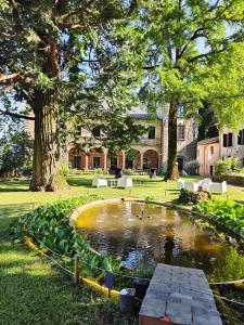 Κήπος έξω από το Château de Fortis