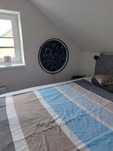 a bedroom with a bed and a window at Villa Gloria Spielberg in Spielberg