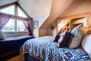 un dormitorio con una cama y una ventana en Ski Country Penthouse 3 by Ski Country Resorts, en Breckenridge