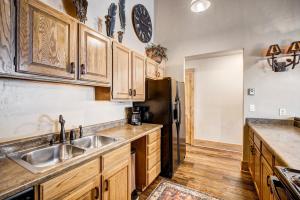 una cocina con fregadero y refrigerador en Ski Country Penthouse 3 by Ski Country Resorts, en Breckenridge