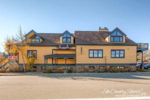 Budova, kde se apartmán nachází + 3 fotografie