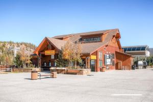 Un gran edificio con un banco delante. en Ski Country Penthouse 3 by Ski Country Resorts, en Breckenridge 4 fotos más