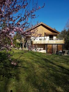 ein großes Haus in einem Hof mit einer Wiese in der Unterkunft GITE DE MONTAGNE "Le Moulin" AVEC ACCES BALNEO ET PISCINE INTERIEURE SITUE A LONGCHAUMOIS - Proche stations de ski in Longchaumois