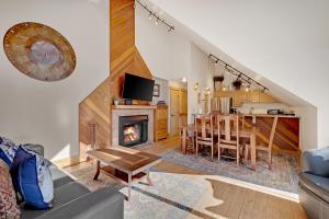 sala de estar con chimenea y comedor en Ski Country Penthouse 4 by Ski Country Resorts, en Breckenridge