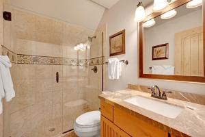 Un baño con inodoro, lavabo y ducha. en Ski Country Penthouse 4 by Ski Country Resorts, en Breckenridge 15 fotos más