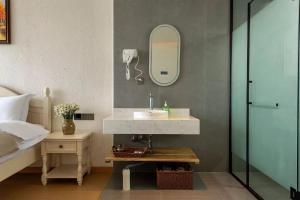 Dali Blue House Sea View B&B客房内的一张或多张床位