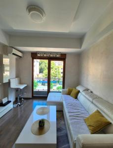a living room with a couch and a table at Petrovac in Petrovac na Moru
