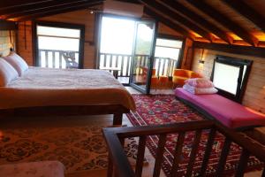 Postel nebo postele na pokoji v ubytování Of Kartepe Bungalov - Taş Ev & İkiz Villalar + 60 fotografií