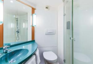 バッス・ユッツにあるB&B HOTEL Thionville Yutz Route du Luxembourgのバスルーム(青いシンク、トイレ付)