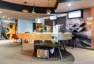 バッス・ユッツにあるB&B HOTEL Thionville Yutz Route du Luxembourgの机とテレビのある部屋のカウンター