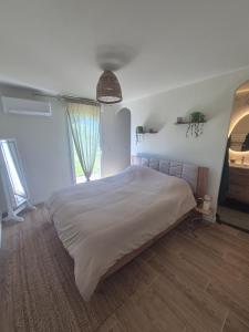 En eller flere senge i et værelse på Cozy house between city and sea