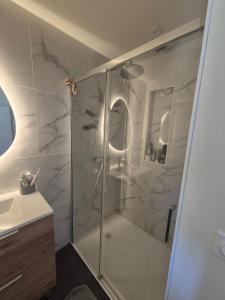 Et badeværelse på Cozy house between city and sea