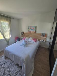 En eller flere senge i et værelse på Cozy house between city and sea