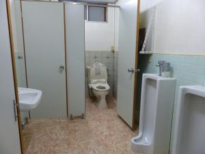 Koupelna v ubytování Minshuku Kuwataniya
