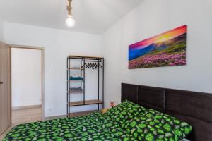 Ένα ή περισσότερα κρεβάτια σε δωμάτιο στο Apartament Przystanek Kudowa Centrum