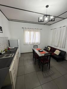 a kitchen and living room with a table and chairs at Departamento Mis Nonos 4 in Mendoza