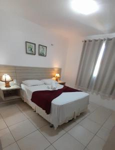 Un dormitorio con dos camas blancas y una ventana. en Porto Beach Conforto e Lazer a 200m do B Park, en Aquiraz 40 fotos más