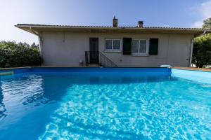 una casa con piscina delante de una casa en Gite west landes, en Onesse-et-Laharie