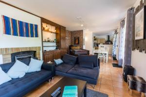 Una sala de estar con un sofá y una chimenea. en Gite west landes, en Onesse-et-Laharie