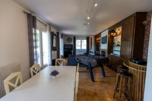 Una sala de estar con una mesa de ping pong. en Gite west landes, en Onesse-et-Laharie