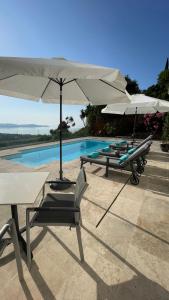 Bazén v ubytování Villa Cacharelle Vue Mer Piscine nebo v jeho okolí