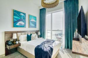 ドバイにあるGuestReady - Sea view retreat overlooking The Palmの大きなベッドと大きな窓のある寝室