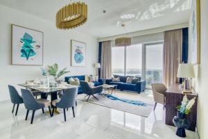ドバイにあるGuestReady - Sea view retreat overlooking The Palmのテーブルと椅子のあるダイニングルームとリビングルーム