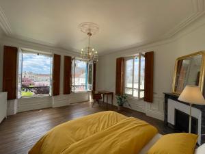 - une chambre avec un lit, une cheminée et des fenêtres dans l'établissement Suite privative au Domaine des Étoiles du Gâtinais, à La Celle-sous-Gouzon