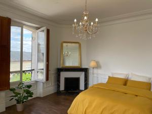 - une chambre avec un lit jaune et un miroir dans l'établissement Suite privative au Domaine des Étoiles du Gâtinais, à La Celle-sous-Gouzon