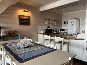 Kuchyň nebo kuchyňský kout v ubytování Beachfront Bliss