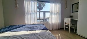 Postel nebo postele na pokoji v ubytování Beachfront Bliss